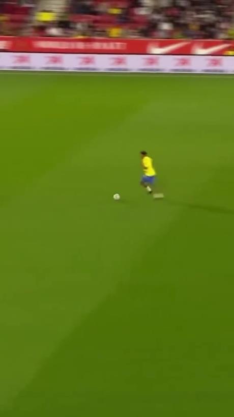 45歲還開(kāi)掛！小羅再現(xiàn)牛尾巴過(guò)人，微笑單挑門(mén)將輕松打進(jìn)